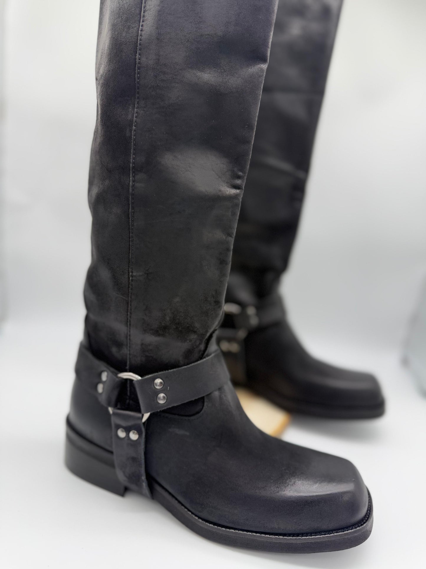 Biker in Nabuk Nero con Fibbia - Divine Follie