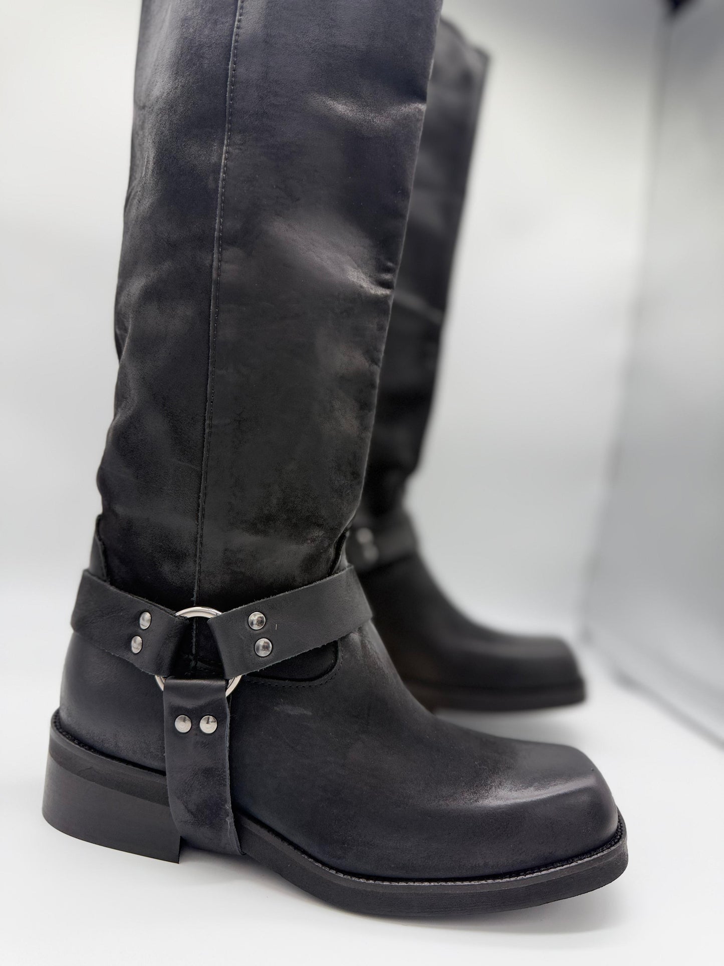 Biker in Nabuk Nero con Fibbia - Divine Follie