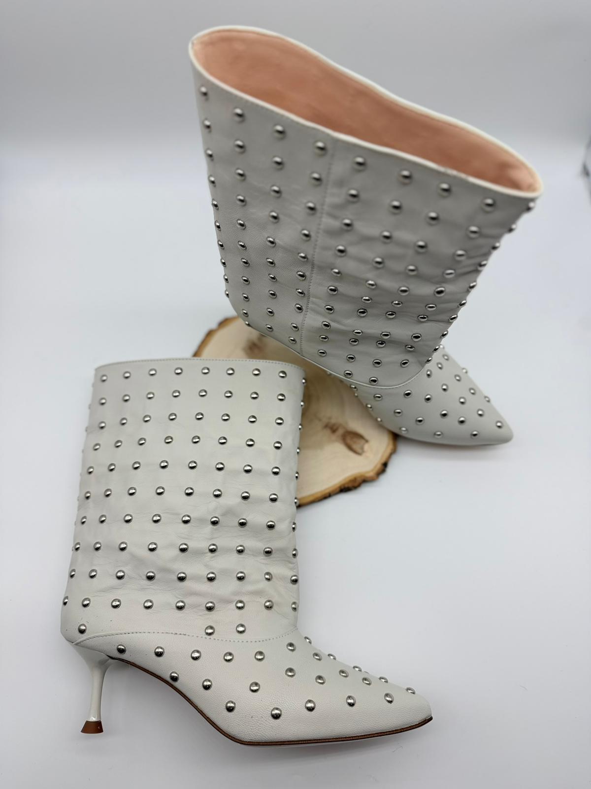 Tronchetto Con Borchie Color Off White - Divine Follie