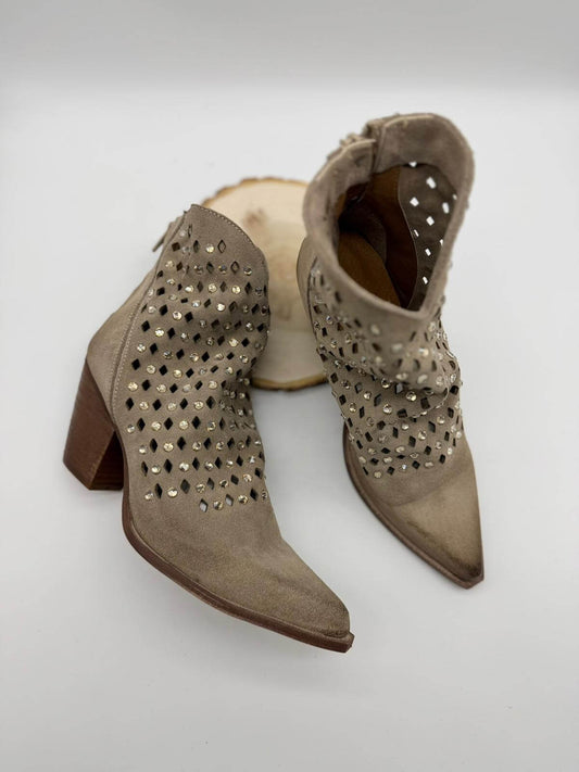 Stivaletto Texano Strass Divine Follie in suede tortora con intagli geometrici e decorazioni in strass.