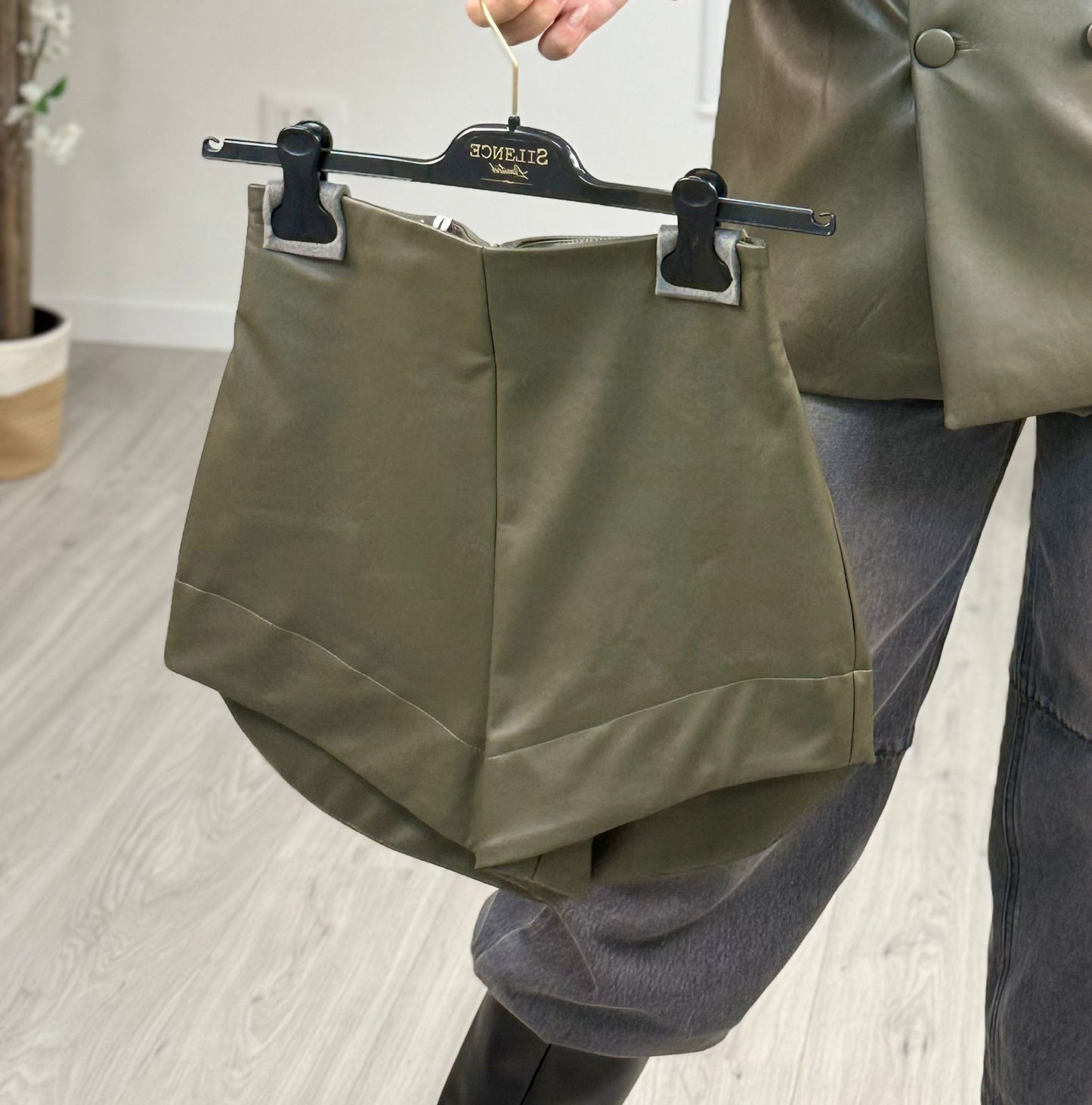 Short In Ecopelle Silence Limited