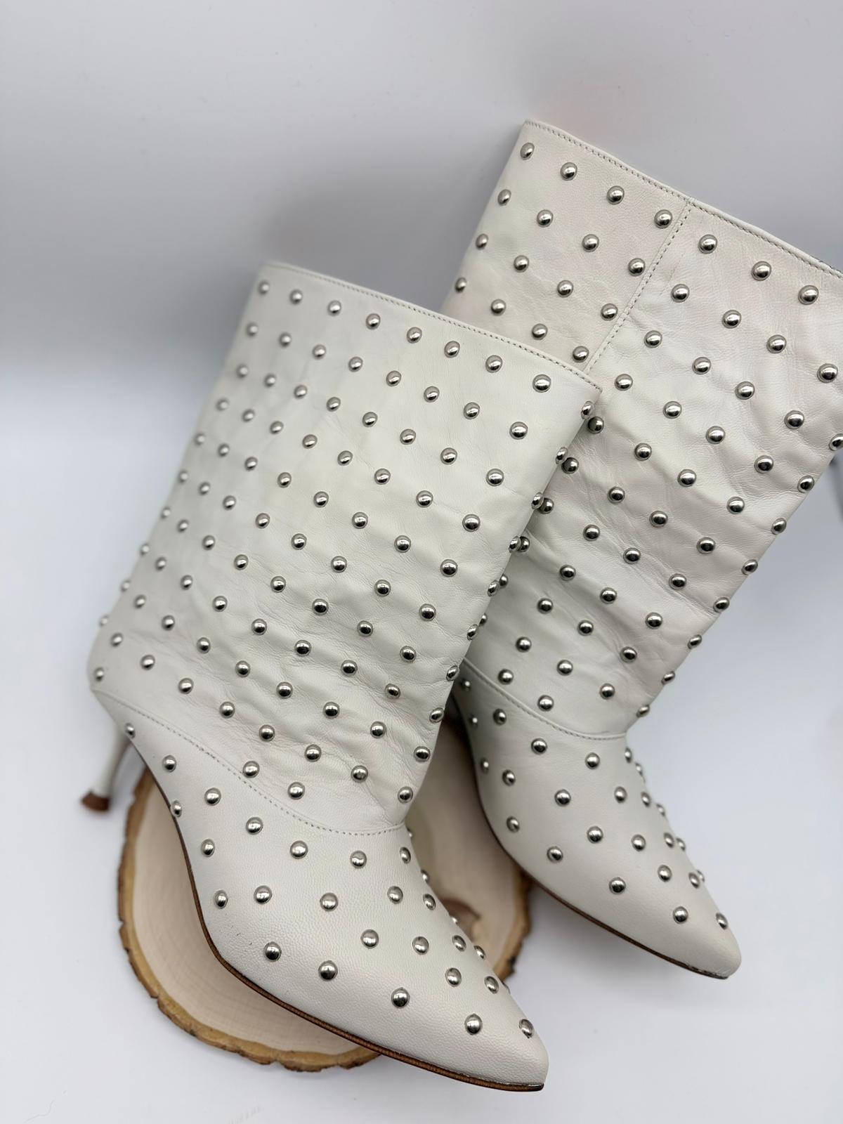 Tronchetto Con Borchie Color Off White - Divine Follie