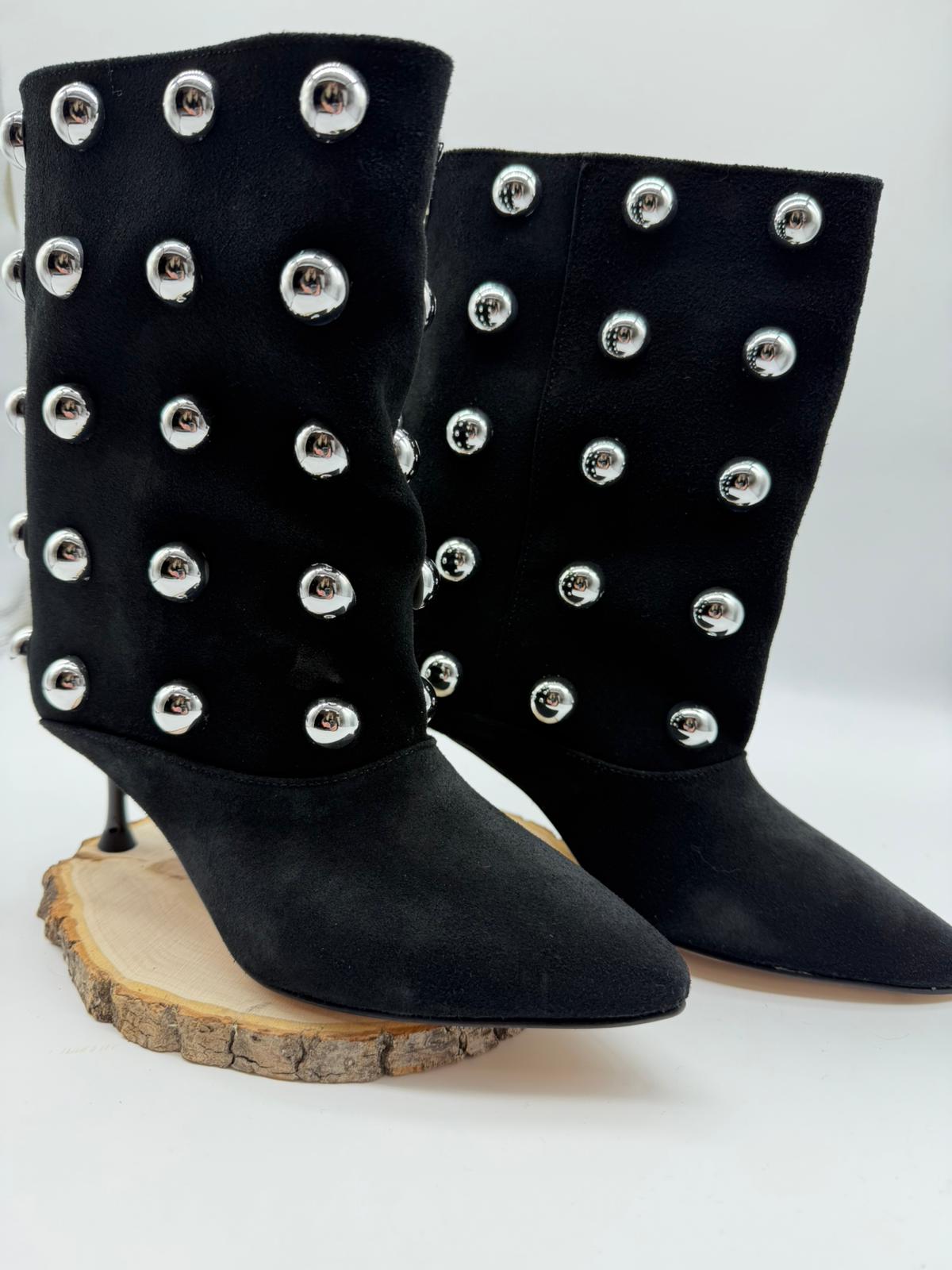 Tronchetto in Camoscio Nero con Borchie - Divine Follie