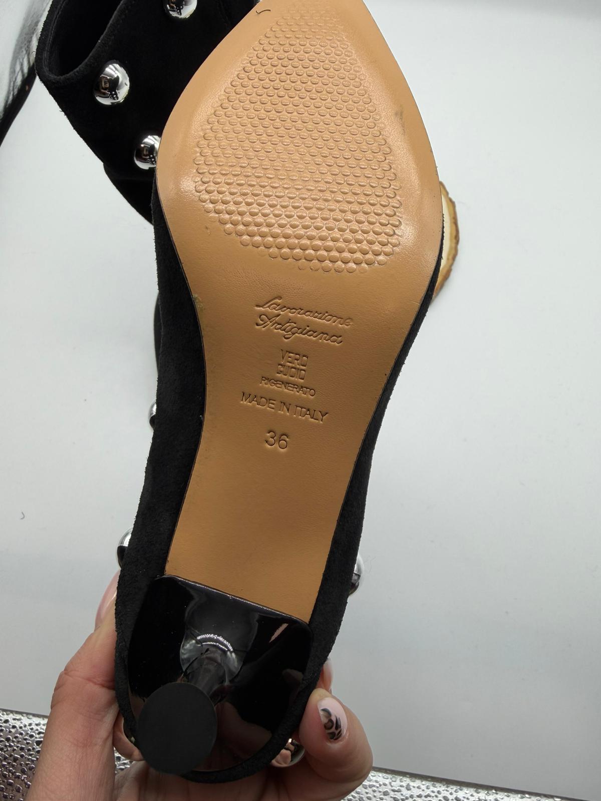 Tronchetto in Camoscio Nero con Borchie - Divine Follie