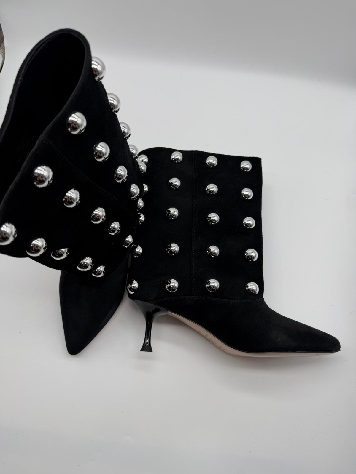 Tronchetto in Camoscio Nero con Borchie - Divine Follie