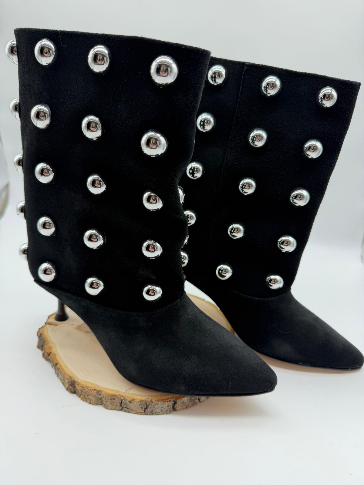 Tronchetto in Camoscio Nero con Borchie - Divine Follie