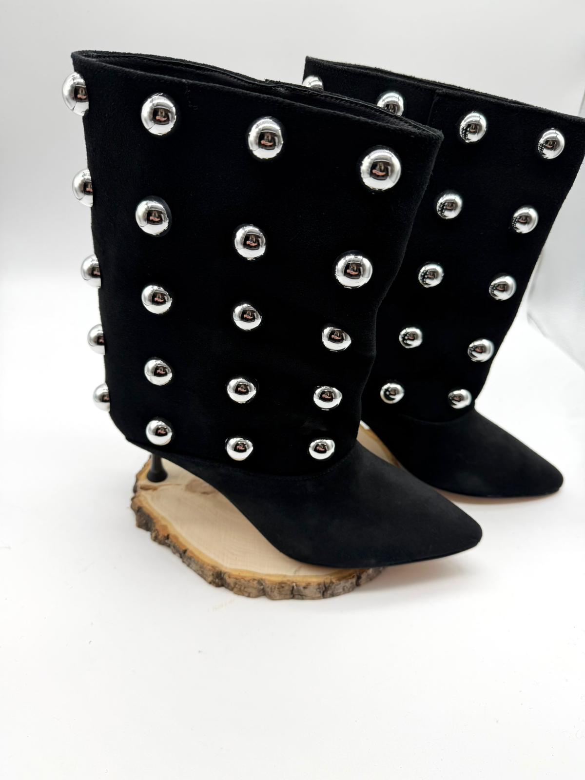 Tronchetto in Camoscio Nero con Borchie - Divine Follie