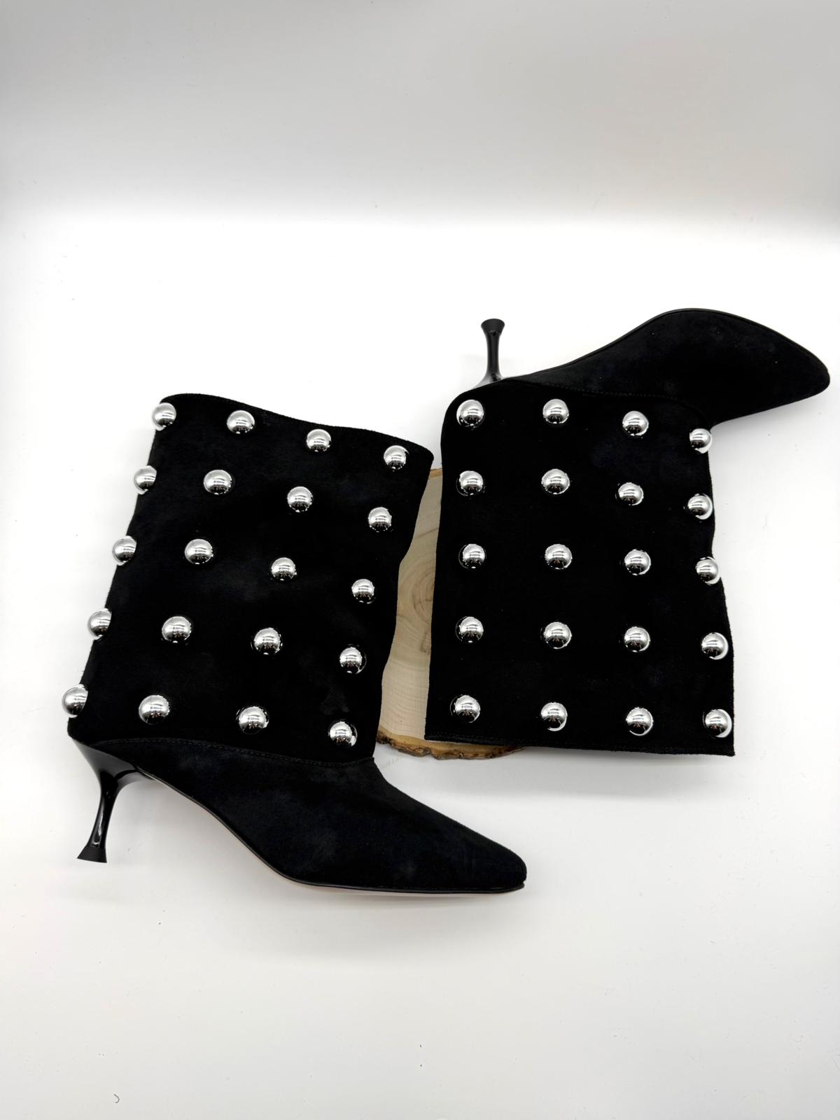 Tronchetto in Camoscio Nero con Borchie - Divine Follie