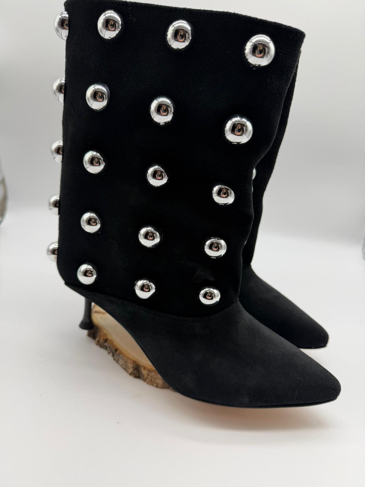 Tronchetto in Camoscio Nero con Borchie - Divine Follie