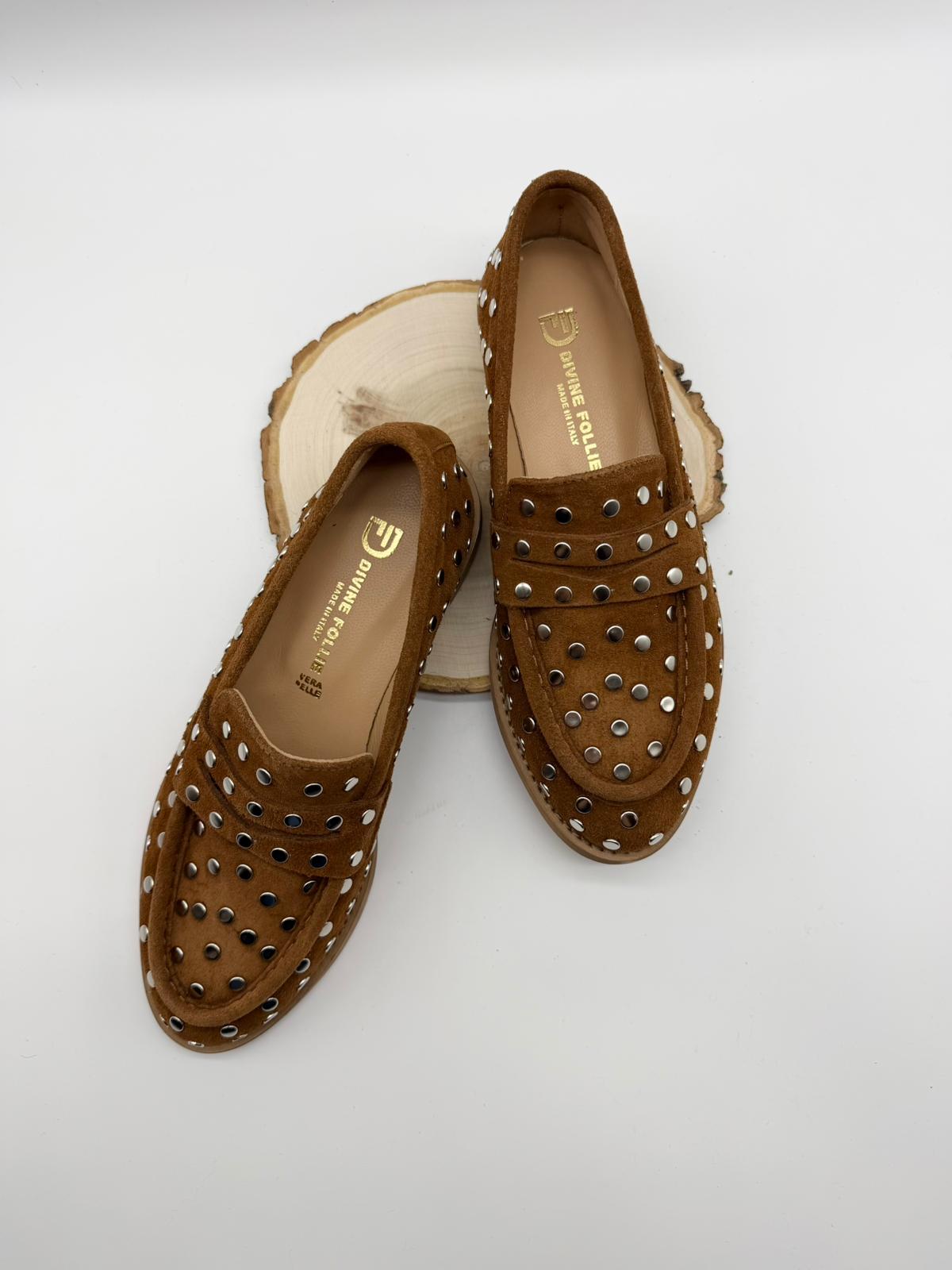 Mocassini in pelle crosta cognac con borchie