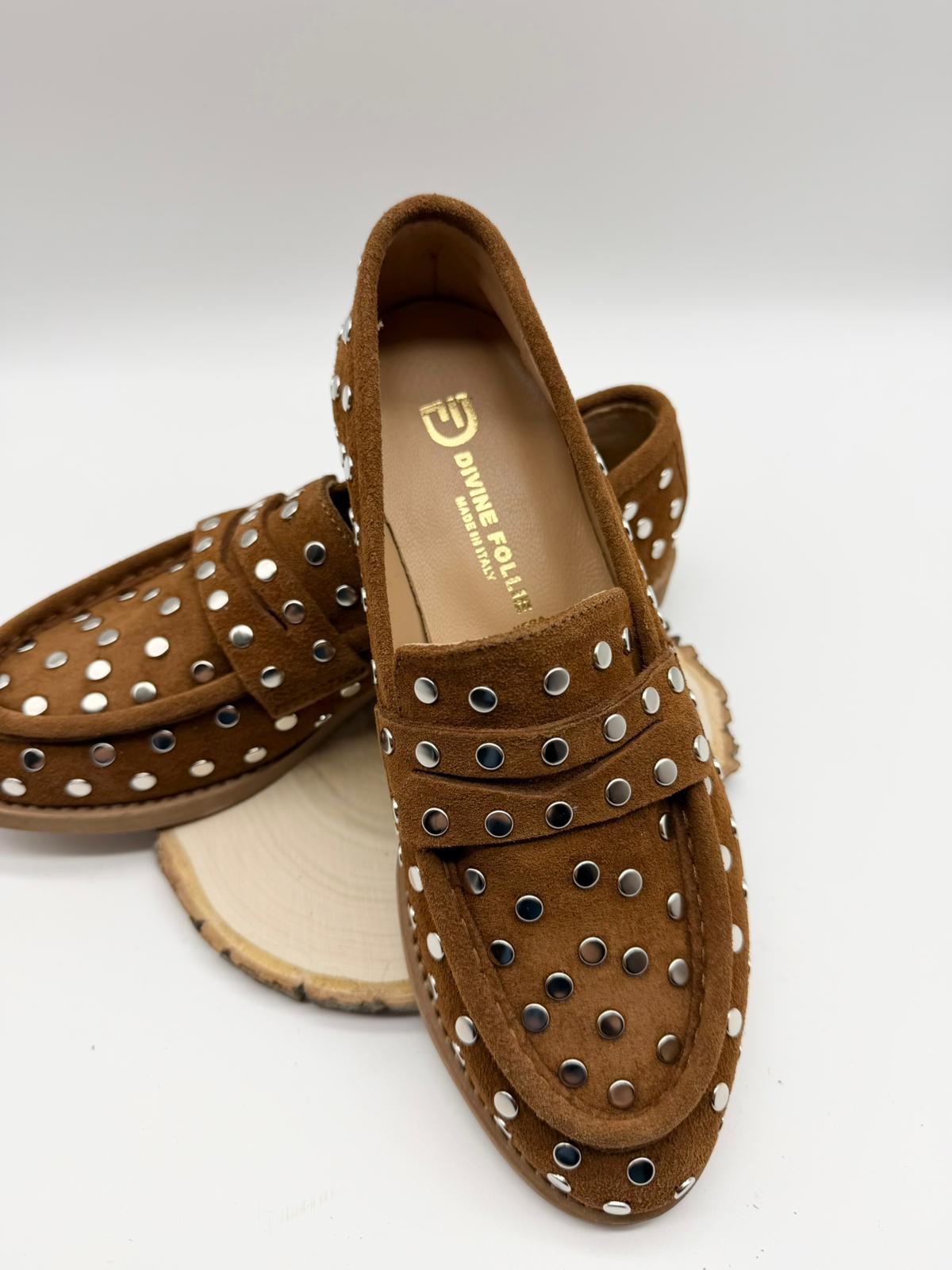 Mocassini in pelle crosta cognac con borchie