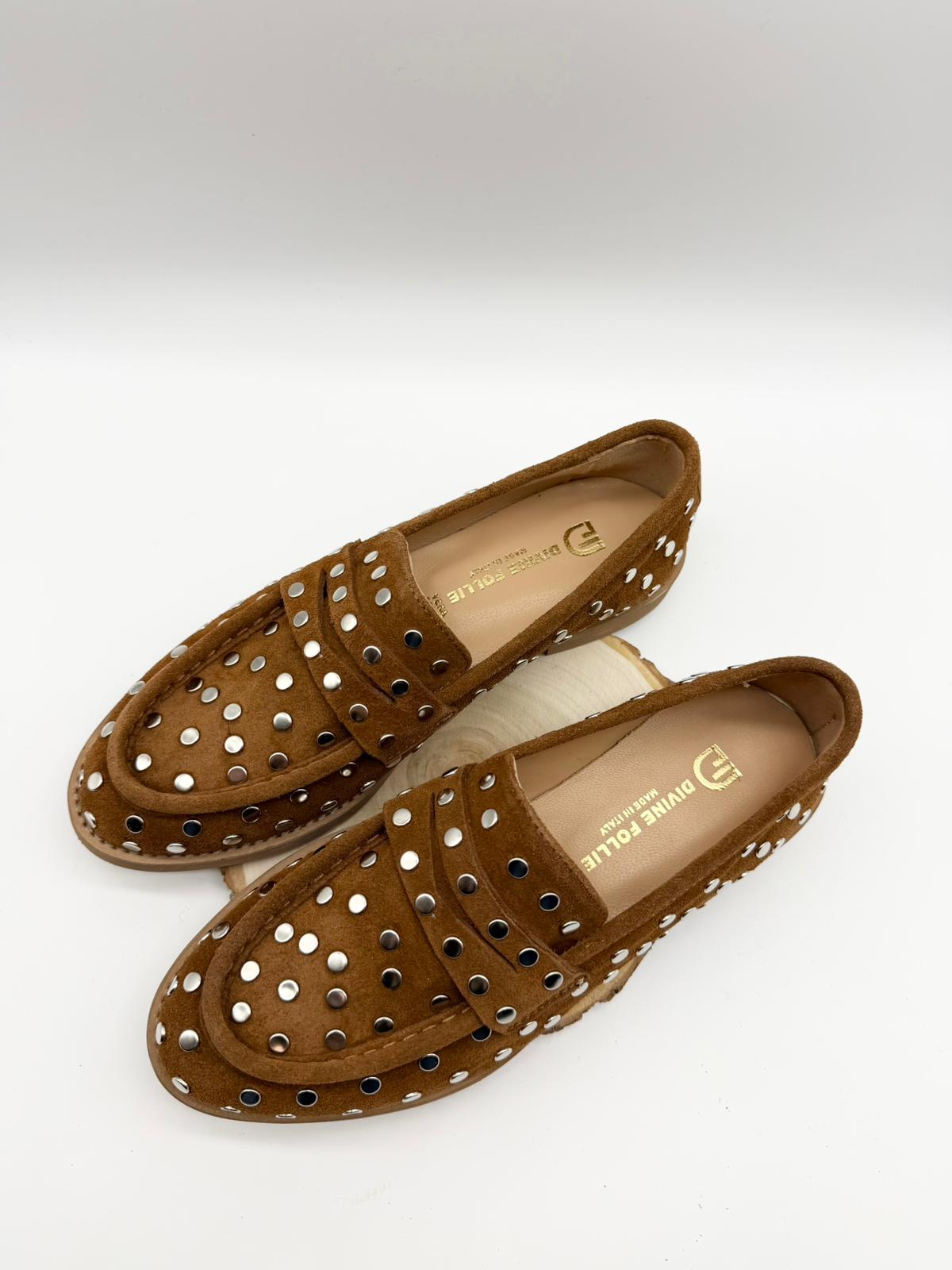 Mocassini in pelle crosta cognac con borchie