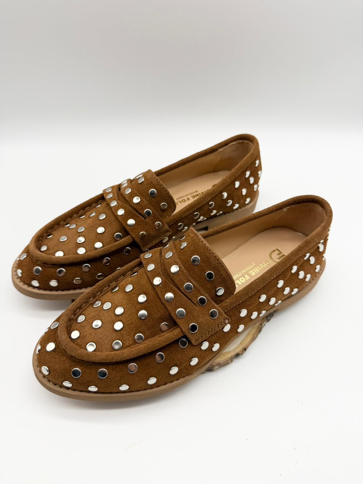 Mocassini in pelle crosta cognac con borchie