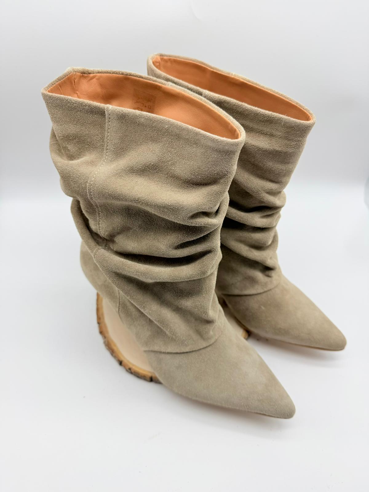 Stivaletto in Camoscio Beige – Divine Follie