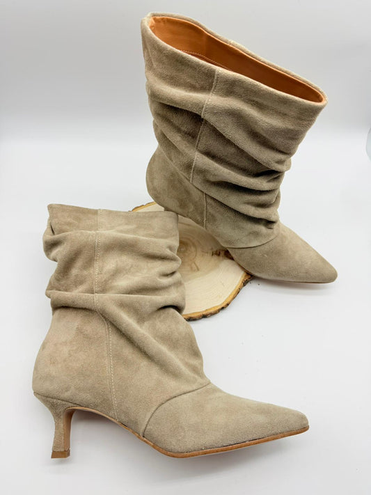 Stivaletto in Camoscio Beige – Divine Follie