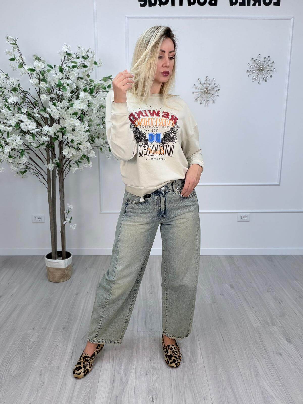 Felpa Scritta Rewind - Haveone indossata da donna, abbinata a jeans larghi e scarpe leopardate.