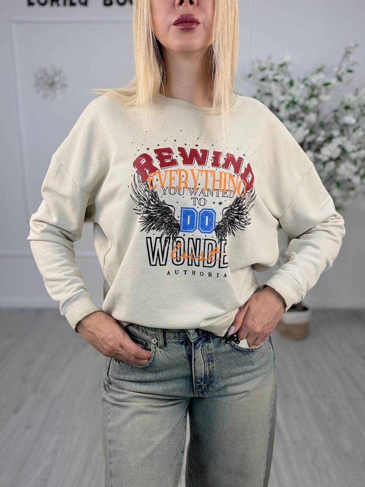 Felpa Scritta Rewind - Haveone, taglia unica, 60% cotone e 40% poliestere, indossata da modella.