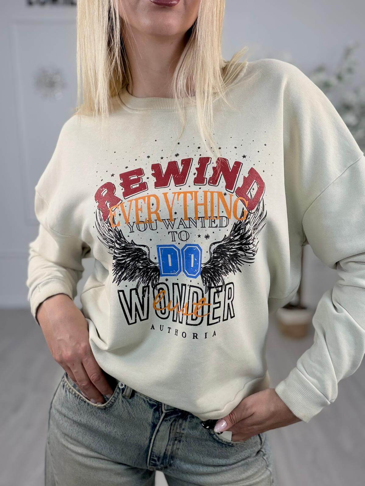 Felpa Scritta Rewind - Haveone indossata, design con scritta colorata e grafica di ali, taglia unica.