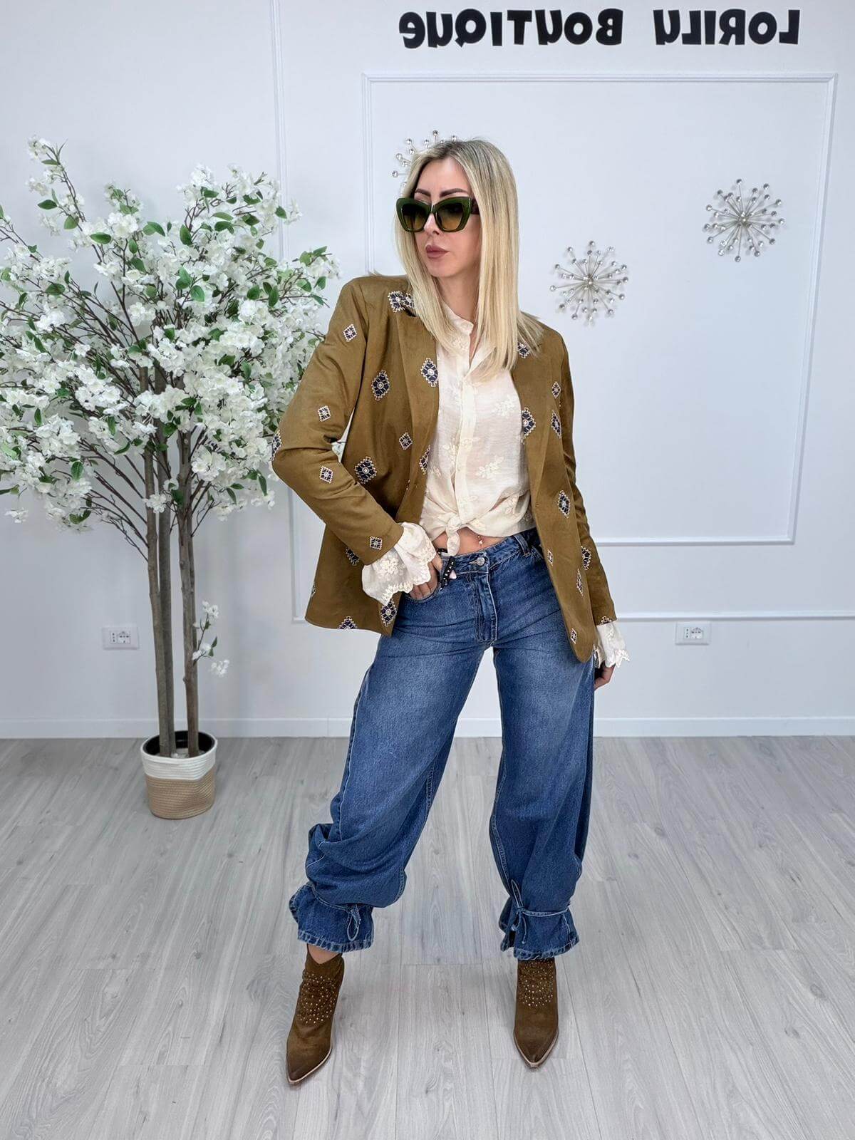 Blazer Susy Mix in Suede con Ricami Etnici – Color Cuoio