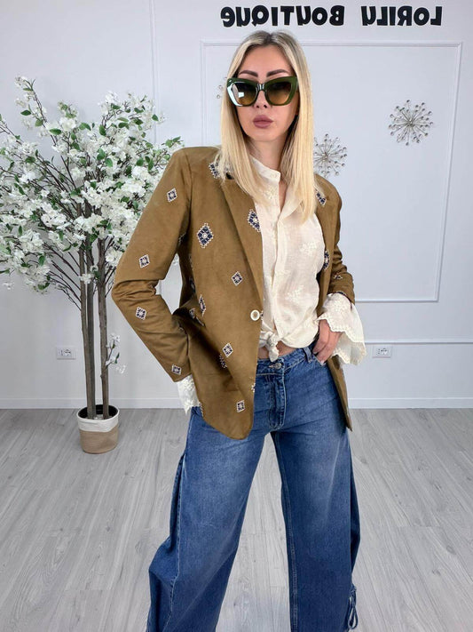 Blazer Susy Mix in Suede con Ricami Etnici – Color Cuoio