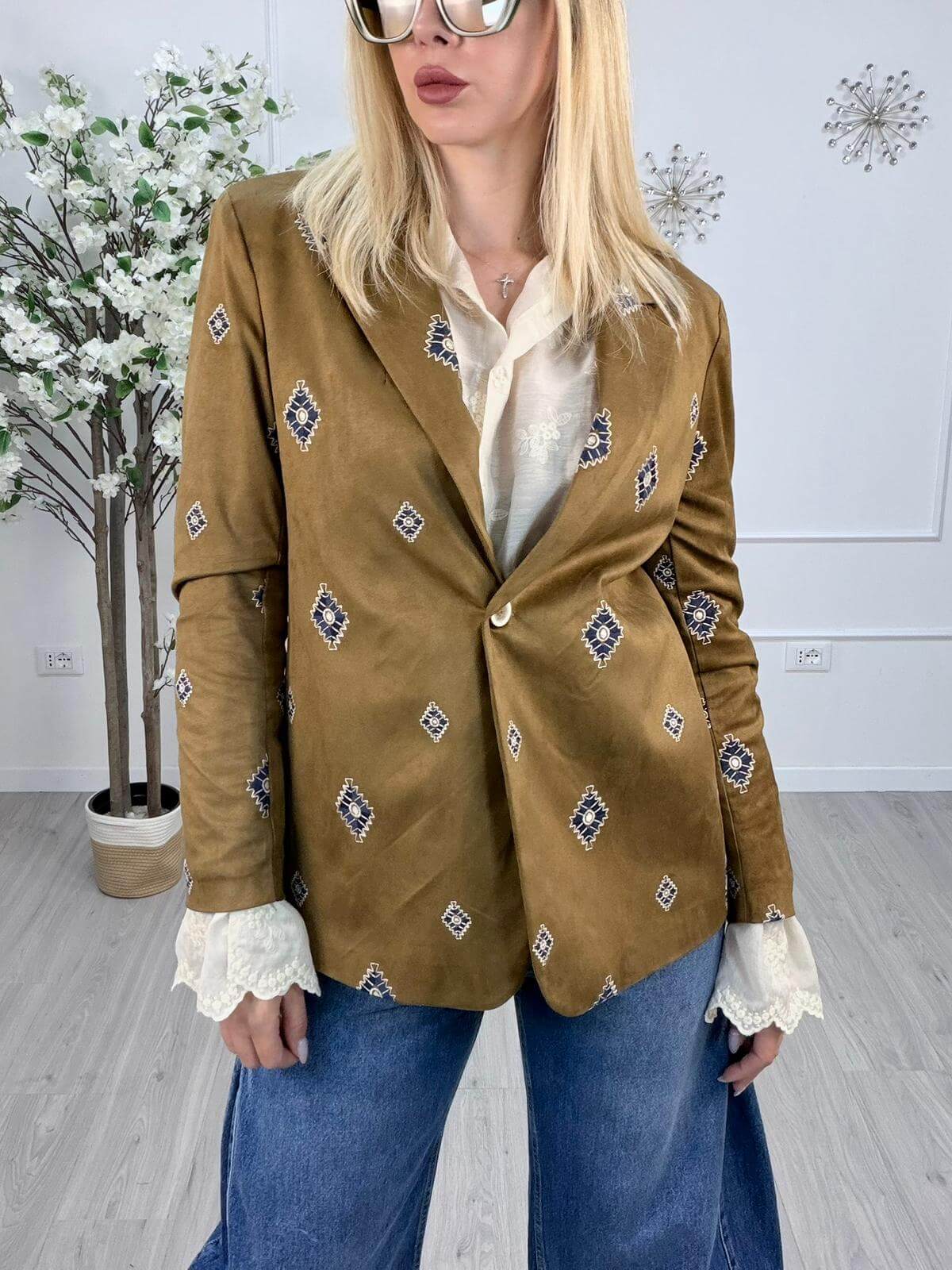 Blazer Susy Mix in Suede con Ricami Etnici – Color Cuoio