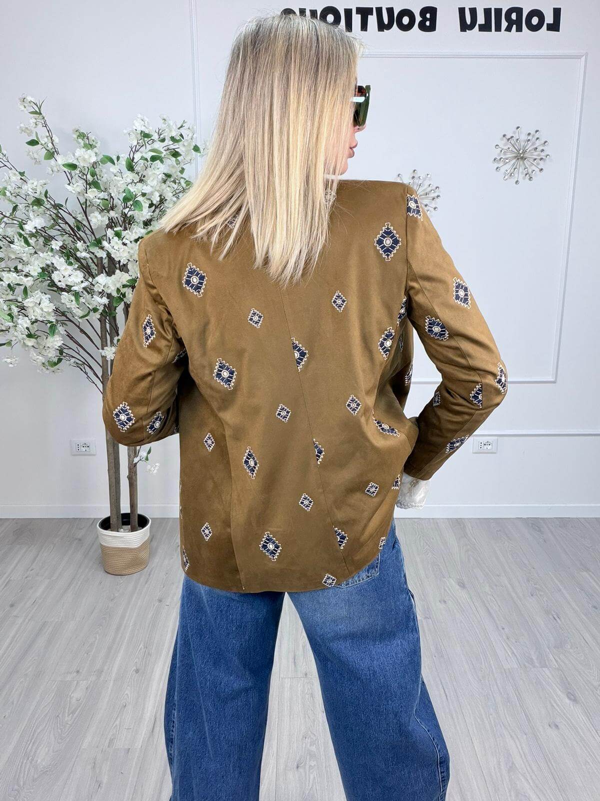 Blazer Susy Mix in Suede con Ricami Etnici – Color Cuoio