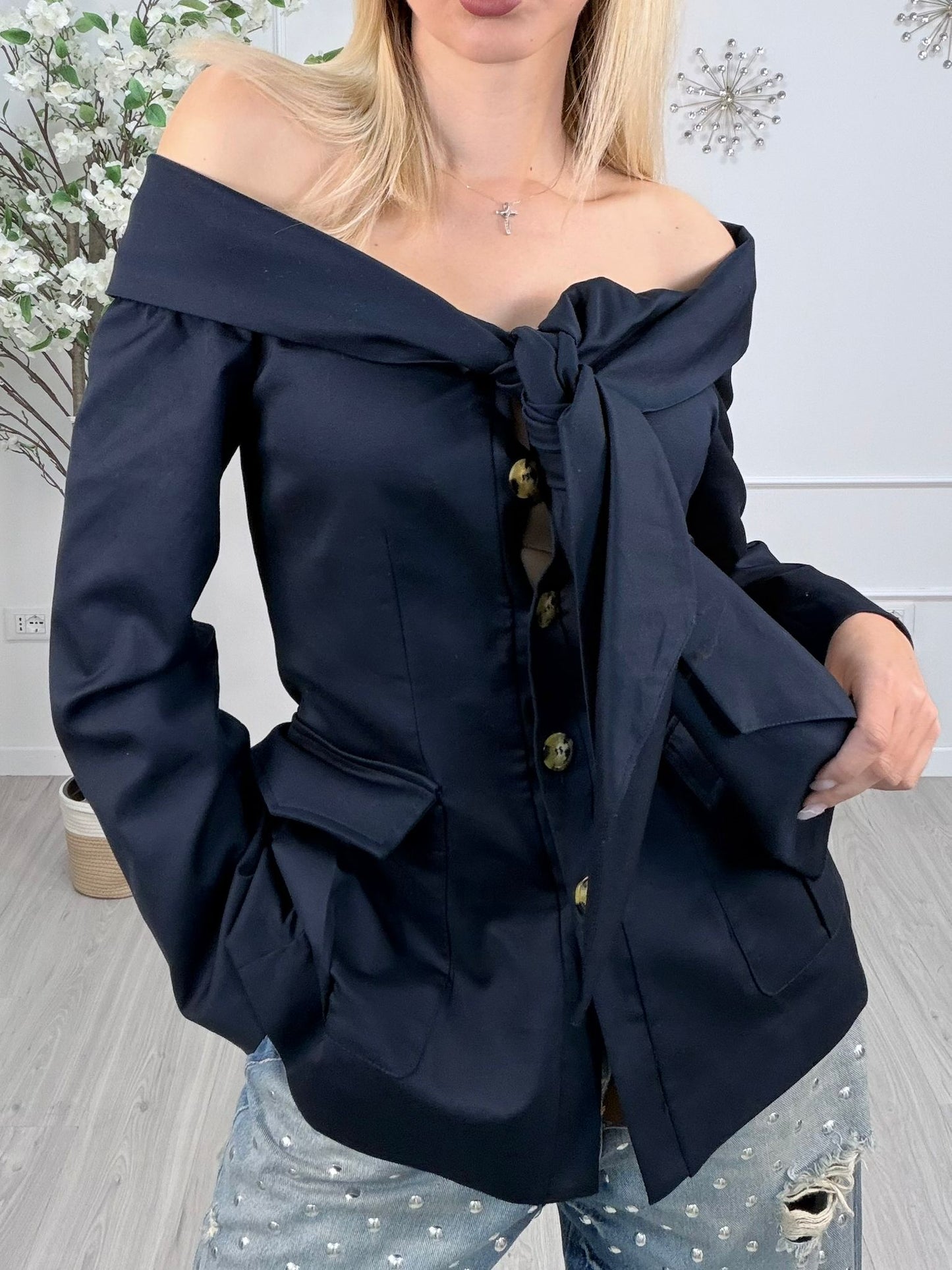 Giacca Tensione con scollo off-shoulder e fiocco – blu