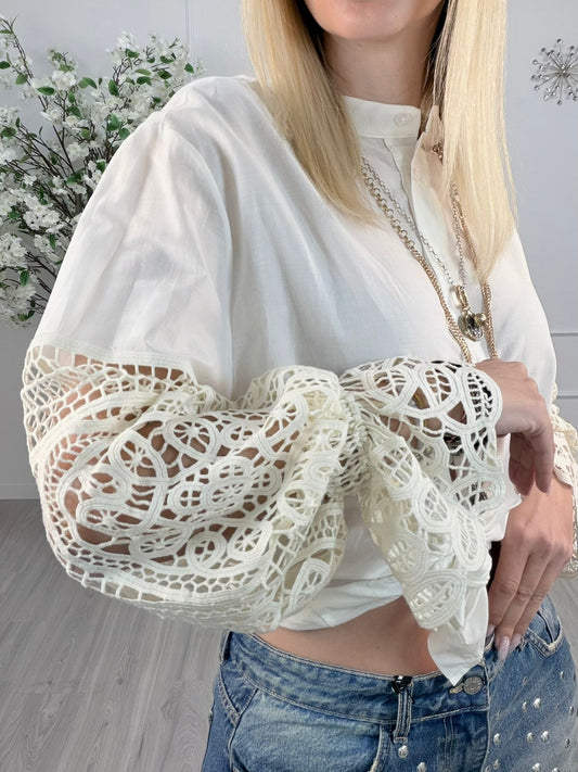 Camicia Phlia Loft in cotone con dettagli in pizzo – bianca