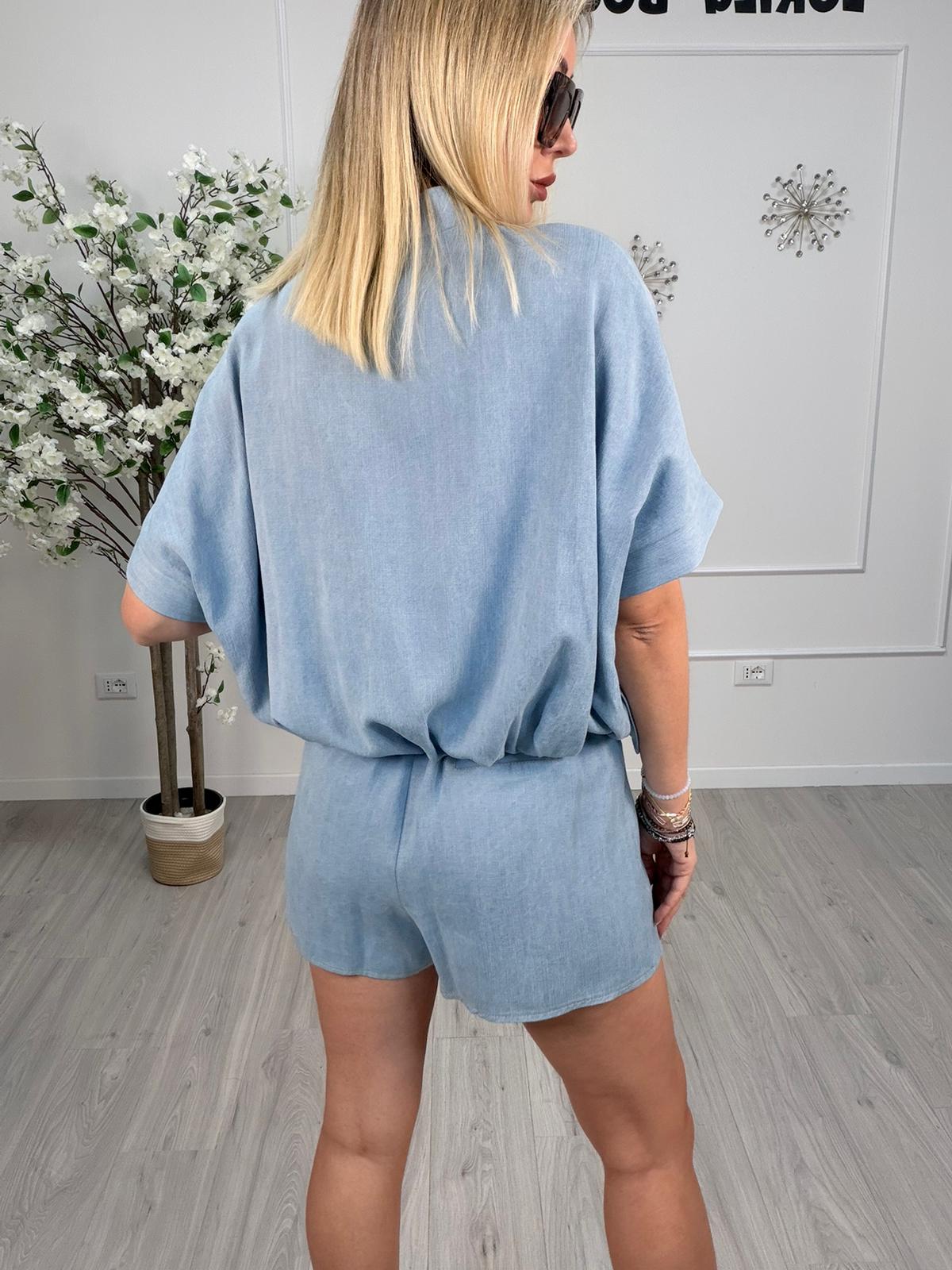 Giacca lyocell denim chiaro indossata da donna, vista posteriore in interno moderno.