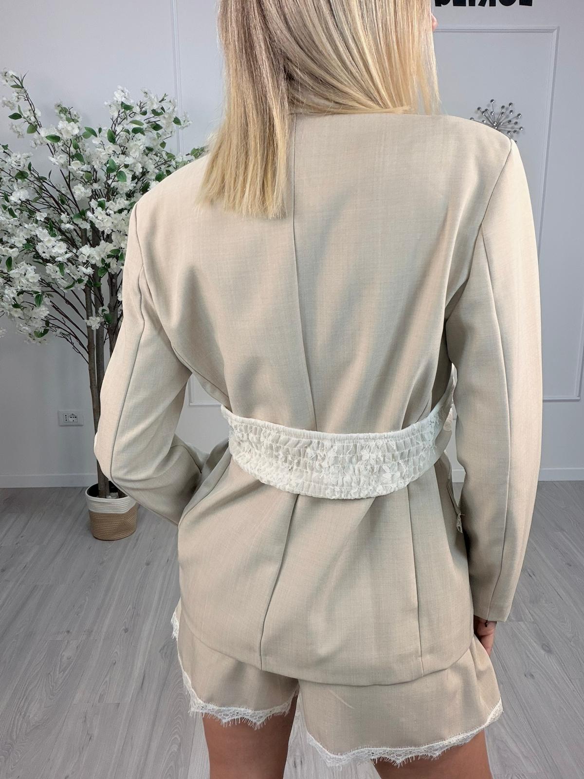 Giacca Vicolo Beige con Dettagli in Pizzo vista posteriore con corsetto rimovibile in pizzo.