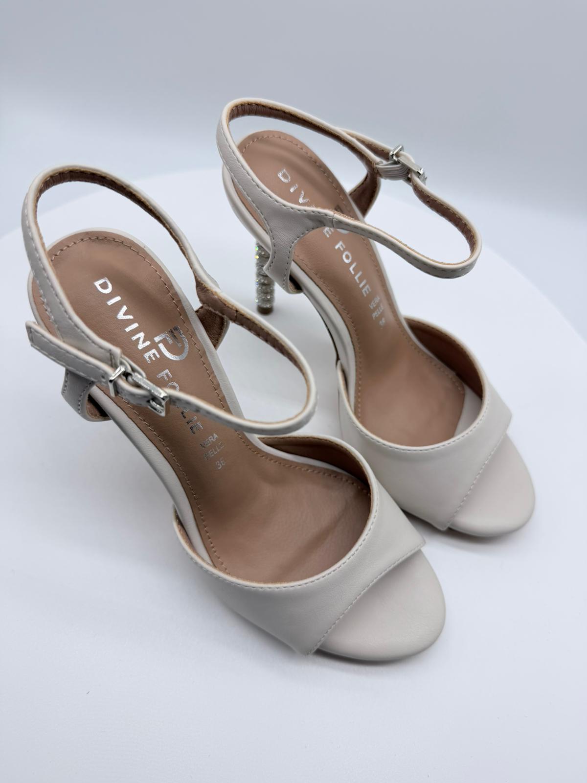 sandali off white tacco gioiello con tacco elegante e design minimal di Divine Follie