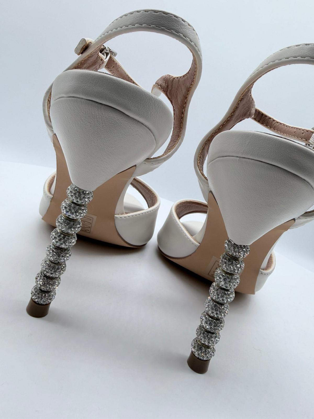 Sandali off white tacco gioiello con tacco brillantinato e design minimalista, stile sofisticato per ogni occasione.