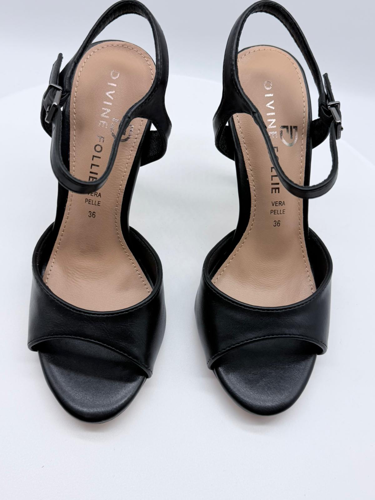 Sandali tacco gioiello neri Divine Follie, eleganti con cinturino regolabile e design minimal.