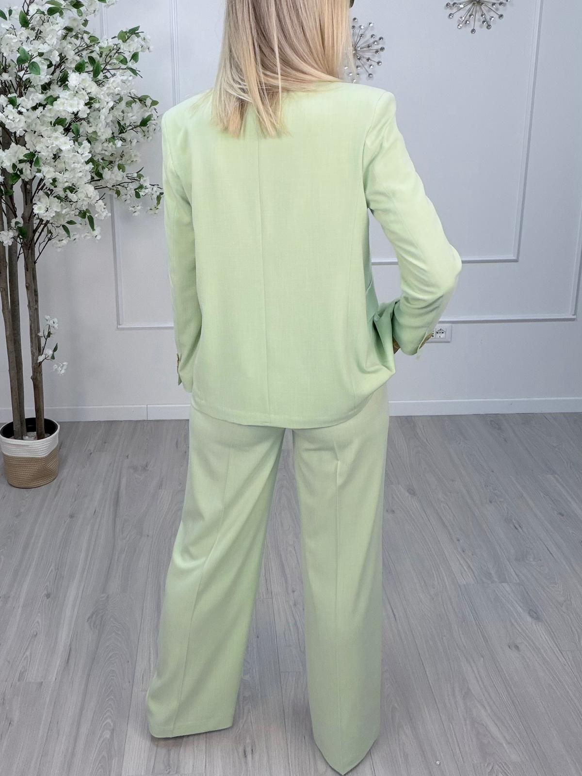 Retro della giacca Maryley Verde Menta con pantaloni coordinati, look elegante e moderno.