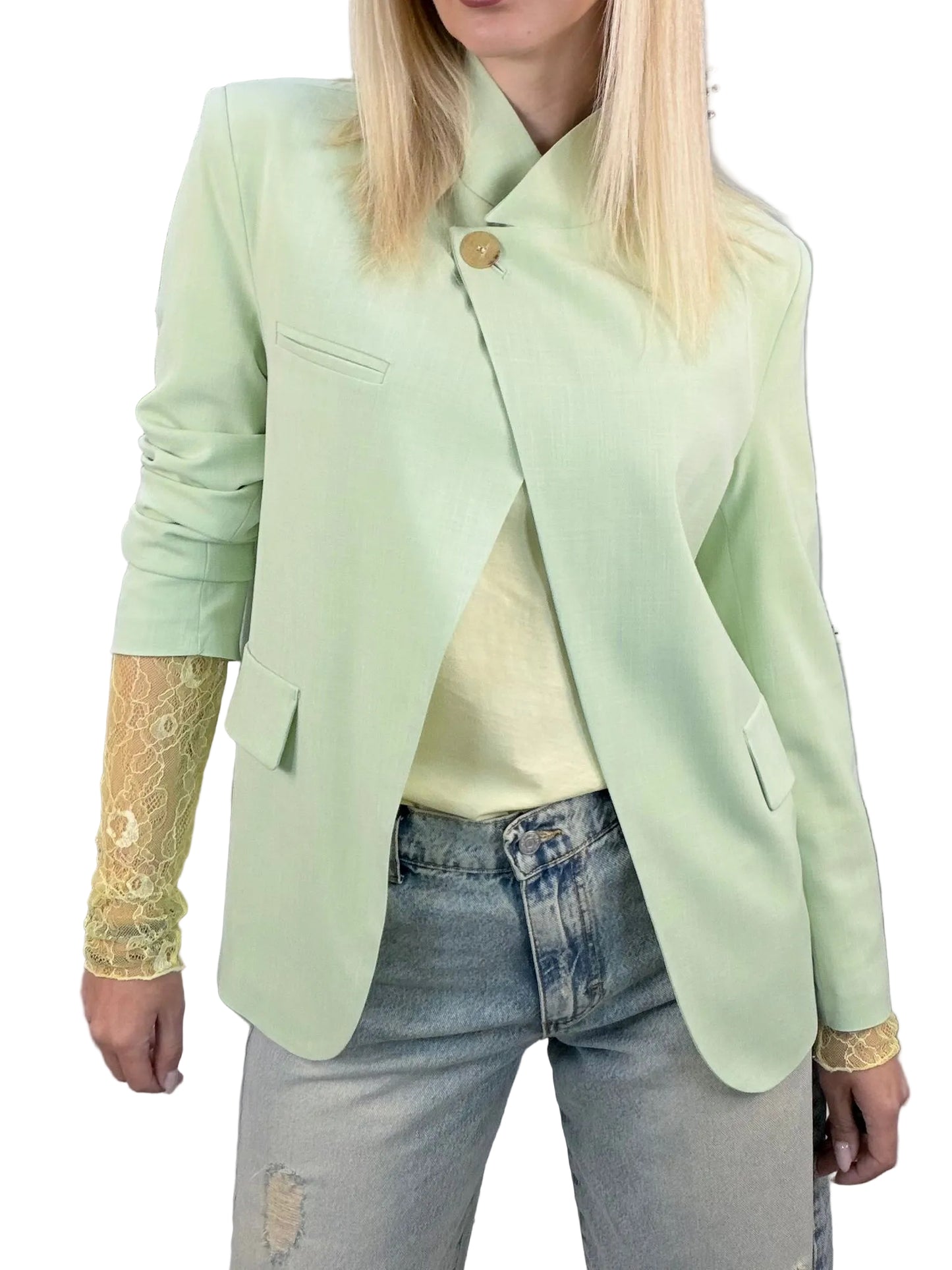 Giacca Maryley Verde Menta indossata, chiusura asimmetrica con maxi bottone, look elegante e moderno.