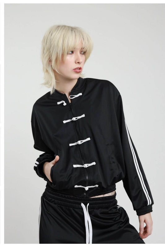 Felpa donna con bande nera di Susy Mix con cerniera, alamari a contrasto e bande lungo le maniche.