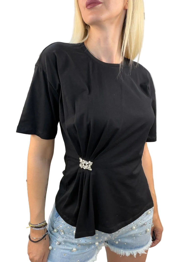 T-Shirt con Spilla Gioiello e Drappeggio – VICOLO