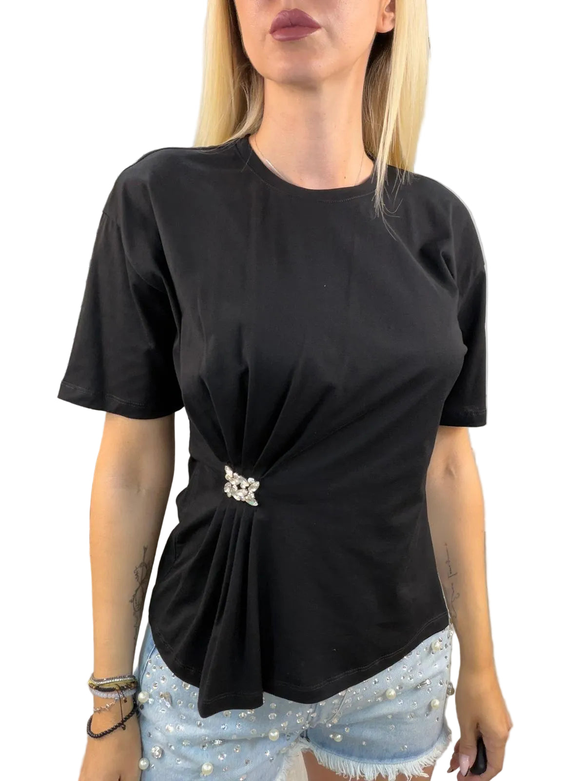 T-Shirt con Spilla Gioiello e Drappeggio – VICOLO